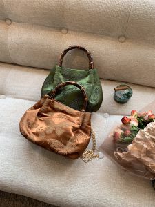 กระเป๋าถือผ้าซาตินไหมหอมกลิ่นแห่งยุคโบราณหรูหราสไตล์จีนใหม่ กระเป๋าสะพายไหล่แบบอเนกประสงค์สำหรับวัยกลางคนและผู้สูงอายุ