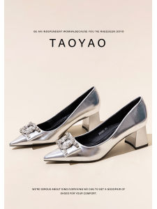 รองเท้าส้นสูงหัวแหลมสีเงินสำหรับผู้หญิง ฤดูใบไม้ร่วง 2025 รองเท้าส้นหนาแบบสวมหัวแหลมสไตล์ฝรั่งเศสย้อนยุคประดับเพชร รองเท้าแฟชั่นสำหรับผู้หญิง