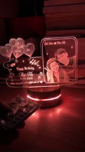Đèn LED Acrylic 16 Màu Khắc Ảnh Kỉ Niệm Gia Đình Quà Tặng Độc Đáo Và Ý Nghĩa Đế Gỗ Maple Cao Cấp Nhập Khẩu Có Điều Khiển Đổi Màu Với 4 Chế Độ Tự Động Và Tăng Giảm Độ Sáng