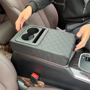 หมอนที่เท้าแขนในรถ หมอนที่เท้าแขนในรถกันน้ำพร้อมกับที่วางถ้วยและโทรศัพท์ตัวป้องกันแขนเมมโมรี่โฟมสำหรับรถยนต์ส่วนใหญ่