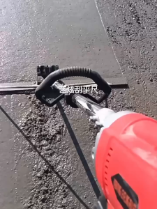 เครื่องปาดและสั่นคอนกรีตแบบไร้สาย 48V พร้อมแบตเตอรี่ลิเธียมความจุสูง ขนาดใหญ่ สำหรับงานคอนกรีตกว้างและหนา แบบใช้สองคน