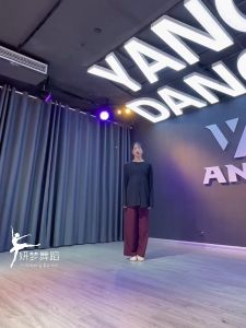 Modern dance and dance often wear loose long-sleeved overalls on birthdays. Chinese classical dance performance clothes