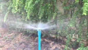 สปริงเกอร์ ปรับองศาน้ำได้ สปริงเกอร์ปักลงดิน สปริงเกอร์ใบบัวสปริงเกอร์อัตโนมัติเหมาะสำหรับอุปกรณ์รดน้ำในสวน สนามหญ้า และสวน เพื่อให้น้ำครอบคลุมพื้นที่ขนาดใหญ่และหมุนได้