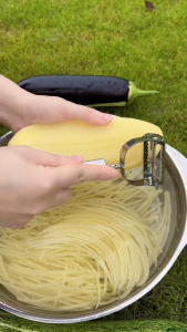 เครื่องปอกมัลติฟังก์ชั่น สแตนเลส ตะแกรงครัว เครื่องมือที่มีประโยชน์ มีดปอก เหมาะสำหรับผักและผลไม้ มีดขูดน้ำ มีดปอกสองปลาย