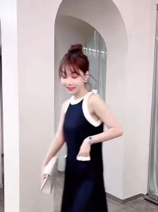 เดรสสั้นคอกลม สีดำ แขนกุด กระเป๋าหน้าแต่งกระดุมมุก รอบคอและแขนเย็บแถบสีขาว ผูกโบว์ด้านหลังคอ กลางหลังมีซิป Dress ชุดไปทะเล #8809