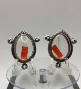 No.(532) กรอบพระ ตลับพระสแตนเลสลายไทย เบี้ยแก้ ขนาดวงใน 2.8*3.9 ซม. ขนาดที่ใส่สวย 2.3*2.3 ซม.หรือขนาดพระใกล้เคียง