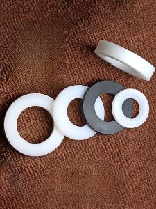 แผ่นรองไนลอนแข็งสีขาว แผ่นรองพลาสติกกันลื่นแบน แผ่นรองอุปกรณ์ติดแน่นแบบบางเฉียบ แผ่นรองสกรูแบบหนาทนทานต่อการสึกหรอ