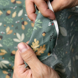 100% ลายวอลนัท พื้นผ้า ดอกไม้ป่า ผีเสื้อ ผ้าเมตร ผ้าหลา หน้ากว้าง 65 นิ้ว