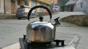 3/4/5L Stainless Steel Whistling Kettle with Ergonomic Handle and All-Stove Compatibility with Ergonomic Grip and Quick Boiling Safety Whistle