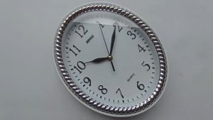 Jam Dinding Oval Chrome SIlver Gold Emas Angka Timbul Klasik Vintage Mesin Quartz Diameter 26cm Dekko Oval