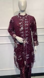 Kebaya Tunik Mewah & Payet Mutiara: Keindahan Tradisional yang Modern