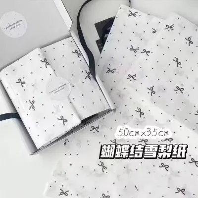 打包材料波点蝴蝶结雪梨纸，带黑色蝴蝶和圆点图案，50厘米 x 35厘米。 适合用于礼品包装。 非常适合打包风格的包装设计。White gift wrapping paper with black butterfly and polka dot pattern 50cm x 35cm. Suitable for gift wrapping. Ideal for packaging.