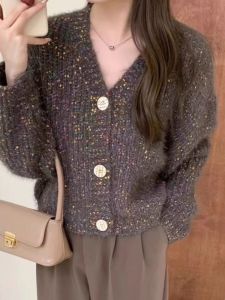 เสื้อคาร์ดิแกนถักคอวีแขนยาวสไตล์ย้อนยุคหรูหราสำหรับผู้หญิงในฤดูใบไม้ร่วงและฤดูหนาว เสื้อคลุมกันหนาวแบบสั้นทันสมัย ​​เสื้อสเวตเตอร์คอวีแขนยาว