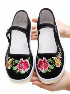 รองเท้าเต้นรำแบบมีลายปักด้วยมือสไตล์ชาติพันธุ์ รองเท้าผ้าใบแบบมีแผ่นรองหนังวัว รองเท้าสำหรับคุณแม่ รองเท้าผ้าใบสีดำ