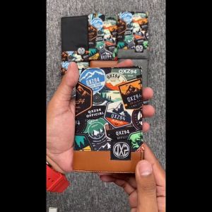 QXZ94 Dompet Pria Kulit Kanvas Kombinasi Sintetis Motif Print Tanggung 3/4 Lipat Kartu Polos Coklat
