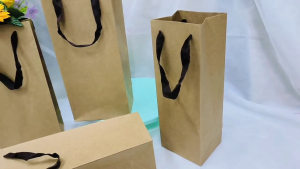 ถุงกระดาษคราฟท์  หูหิ้วผ้า สีน้ำตาล กระดาษหนา แข็งแรง ทรงสูง ใส่ขวดไวท์ พร้อมส่ง