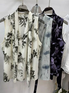 เสื้อกั๊กผ้าชีฟองหลวมๆ คอวี แขนกุด สำหรับผู้หญิง ฤดูร้อน 2025 แฟชั่นบางๆ ดีไซน์ใหม่ ผูกโบว์ แขนกุด ผ้าฝ้ายผสม