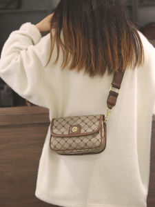 Trendy Wide Strap Womens Bag 2025 New Style for Walking Mobile Phone Versatile Autumn Winter Crossbody Handbag