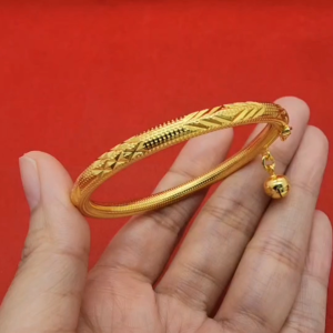 กำไลคลิปล็อค กำไลทองตัดลายห้อยกระพรวน เส้นผ่านศูนย์กลาง 4.5 ซม. ชุบทอง งานสวย ดูดี แฟชั่น สวมใส่ง่าย