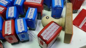 Khắc dấu tên 3 dòng ngắn gọn 2-3dòng 4-5 chữ tên kèm 2 số dt theo yêu cầu