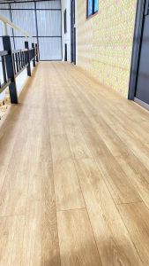 วอลเปเปอร์ติดพื้นห้อง กันลื่น ติดง่าย แถมฟรีแผ่นรีด หนาทนทาน มีกาวในตัว กันน้ำ สติกเกอร์ติดพื้นบ้าน วอลเปเปอร์ติดผนัง สติกเกอร์ติดผนัง Floor sticker Wallpaper PVC