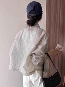 เสื้อคลุมกันแดดผ้าไหมน้ำแข็งสั้นคอตั้งสำหรับผู้หญิง ฤดูร้อนปี 2025 เสื้อคลุมกันแดดแบบลำลองใหม่พร้อมกระเป๋า ระบายอากาศได้ดี เสื้อคลุมบาง