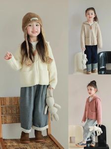 เสื้อสเวตเตอร์ถักหนาสำหรับเด็กผู้หญิง ฤดูใบไม้ผลิและฤดูใบไม้ร่วง สีแดง เสื้อคลุมคาร์ดิแกนเปิดสำหรับเด็ก เสื้อคลุมกันหนาวแบบมีฮู้ดสำหรับเด็ก