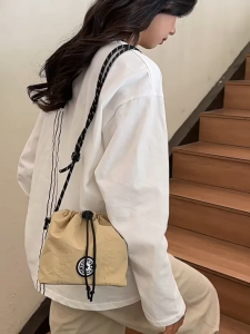 EchoBliss กระเป๋าถุงแบบดึงสุดเรียบง่ายสำหรับผู้หญิง ทำจากไนลอนเบาสบาย สะพายข้างหรือพาดลำตัวสไตล์กีฬาเมืองทันสมัย มีช่องใส่มือถือ