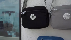 【จัดส่งจากกรุงเทพฯ】กระเป๋าสะพายไหล่ผ้าไนลอน กระเป๋าคาดลำตัวสำหรับผู้หญิง กระเป๋าผ้าไนลอนน้ำหนักเบาและทันสมัย กันน้ำได้ สีตัดกัน