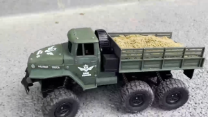 Truk Militer Remote Control dengan Lampu 2.4GHZ 4WD RC Mobil Truk Kargo Besar Bahan Alloy