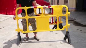 แผงกั้นจราจร PE สีเหลือง 120cmx87cm และ 146cmx102cm หนา แข็งแรง ขามีระบบล็อค ไม่ล้มง่าย