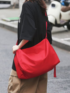 กระเป๋าสะพายข้างกีฬาแบบลำลองขนาดใหญ่ 2025 กระเป๋าใส่ของสำหรับนักเรียน กระเป๋าสะพายข้างผ้าไนลอนสีพื้น ซิปปิด กระเป๋าสะพายข้างแบบสะพายข้าง