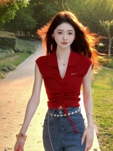 เสื้อยืดคอกว้างสีแดงแขนสั้นถักสไตล์เกาหลีสำหรับผู้หญิงในช่วงฤดูร้อน เสื้อตัวบนทรงเข้ารูปแบบใหม่ที่ไม่ซ้ำใคร