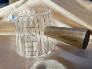 แก้วตวงกาแฟ เหยือกแก้ว ขนาด 180 ml#ของมันต้องมี สำหรับคนรักกาแฟทุกสาย 🖤 #เยือกตวงกาแฟ #อุปกรณ์กาแฟ #กาแฟดริป #แก้วตวงสวยๆ #บ้านสายกาแฟ #ของแต่งบ้านสไตล์คาเฟ่