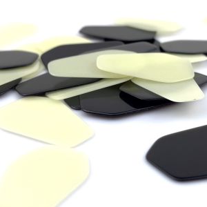 ปิ๊กกีตาร์ 5 ชิ้น ปิ๊กกีต้าร์ ทรงโลงศพ เนื้อ Celluloid ปิกกีตาร์ ขนาด 0.71 และ 1.0 มม.