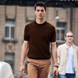 เสื้อสเวตเตอร์คอปกสูงแบบสวมศีรษะผ้าไหมน้ำแข็งสำหรับผู้ชาย ทรงสลิมฟิต แขนสั้น ผ้าฝ้ายมีแสง ผ้าโมดอล ผ้าขนสัตว์