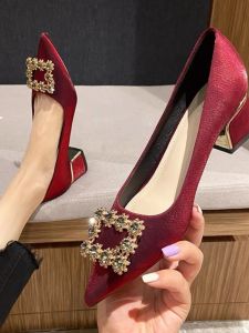 รองเท้าแต่งงานสีแดง รองเท้าแตะส้นสูงสำหรับผู้หญิง รองเท้าแตะหัวแหลม รองเท้าแตะส้นเตี้ย รองเท้าแตะแบบสวมได้สองทาง รองเท้าแฟชั่น 2024