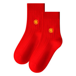 CarbinKoneer | ถุงเท้าครึ่งแข้งสีแดง CarbinKoneer สำหรับผู้ชายและผู้หญิง ถุงเท้าผ้าฝ้าย 4 คู่ กล่องของขวัญ ถุงเท้าป้องกันแบคทีเรีย ถุงเท้าฤดูใบไม้ผลิ 2025