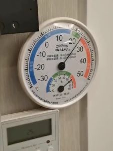 Compact Temperature & Humidity Measurement: The 30-50℃ Household Round Thermometer & Hygrometer