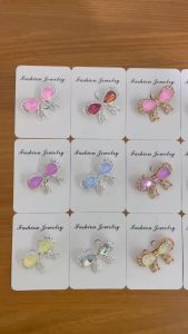 Bros Dada Motif Pita dengan Batu Permata Bahan Kaca Warna-warni