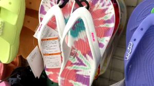 Crocs - Dép xỏ ngón baya họa tiết Nam nữ hàng có sẵn dép đi biển PB252