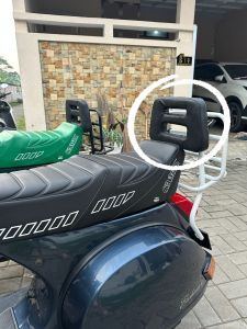 Busa senderan backrack rak belakang vespa Model Motonostra cocok untuk rak custom tambahin agar bisa nyender. Bahan busa spons empuk. Bagus murah grosir eceran