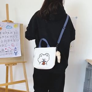 STGB004 กระเป๋าสะพายข้างสุดน่ารักสไตล์ญี่ปุ่นผู้หญิง พร้อมจี้น้องหมี ( ลายสุ่ม - ตามภาพ ) มีหูจับ ใส่ของได้เยอะ