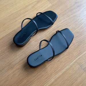 LYLA Basic : รองเท้าแตะ ส้น 2 cm พร้อมสายคาดแบบเรียบ 2 เส้น (Lucille Studio)