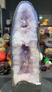 amethyst 8shape crystal geode #johorbahru #crystal 五行木💯天然紫晶对洞 高挑木形8️⃣8️⃣号双洞口 玛瑙边✅晶体带有黄娇花共生✅ 晶洞左R26⬅️ 20.6kg 高Height: 52.5cm 宽width: 18cm x 16cm 洞深hole: 4cm 重weight: 20.6kg 晶洞右R25➡️ 23.6kg 高height: 52.5cm 宽width: 18cm x 18.5cm 洞深hole: 6cm 重weight: