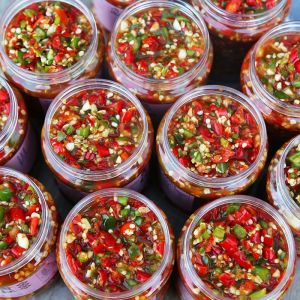 Jiangxi farmhouse homemade specialty chopped pepper super spicy garlic green red chopped pepper sauce under the meal bottled garlic pepper sauce400g