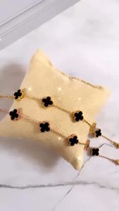 SMiAO Gelang tangan rantai titanium bunga clover hitam kecil bolak balik anti karat anti luntur