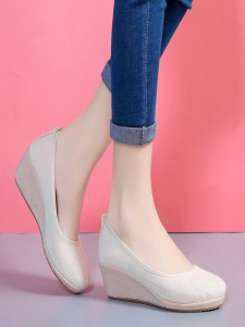 Elegant Embroidered Old Beijing Cloth Shoes with Slope Heel for Women Floral Pattern National Style round Toe Sport Scene Cotton Liner