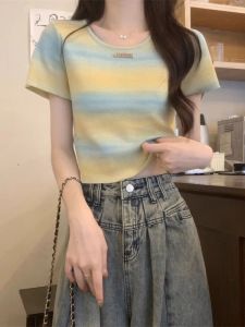 เสื้อยืดแขนสั้นผ้าไหมน้ำแข็งถักลายทางสำหรับผู้หญิง ฤดูร้อน 2025 ดีไซน์ใหม่ ดีไซน์ดี ขนาดเล็ก แขนสั้น ผ้าฝ้ายถัก