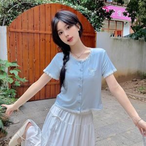 เสื้อยืดแขนสั้นผู้หญิงสไตล์เกาหลีฤดูร้อนปี 2024 ทรงเข้ารูป เสื้อคอตุ๊กตาลายขอบลูกไม้ แขนสั้น ทรงเข้ารูป สไตล์หวานและเผ็ดร้อน